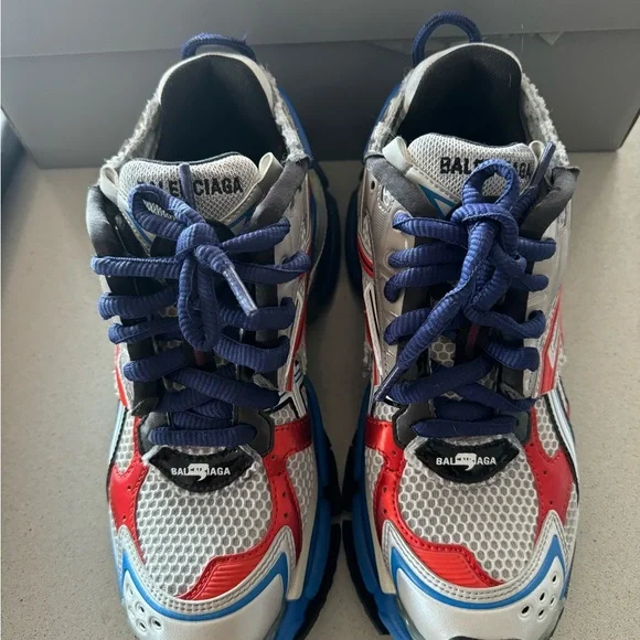 Balenciaga Runner Men’s E39Never worn comes in original box with dust bag .